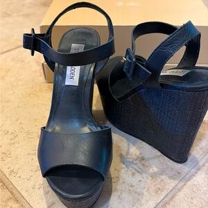 Black platform sandal Steve Madden size 51/2
